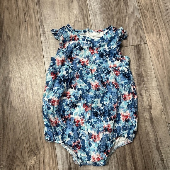 Crown & Ivy Baby | Bubble Romper | Size 12 Months | Adorable | EUC! - Picture 1 of 5